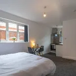 Chic Studio Living: Suite 6