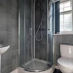 Chic Studio Living: Suite 6